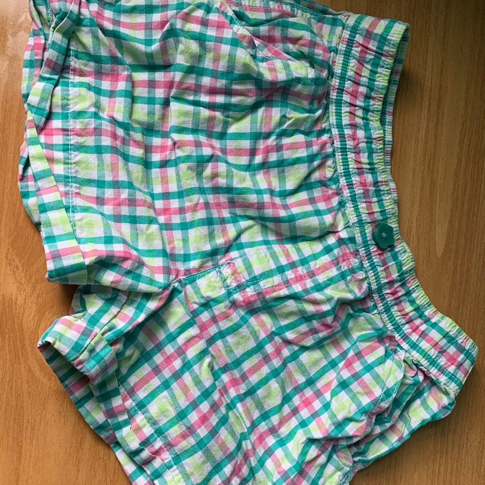 Girls plaid shorts w/ flower button detail💖💚